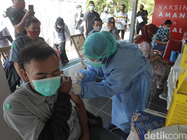 Ribuan Pekerja Hotel-Restoran di Jogja Disuntik Vaksin Corona