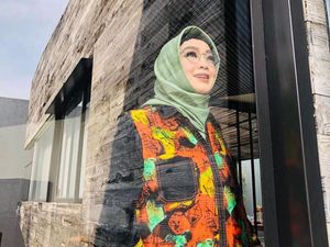 Zacky Mirza Lanjutkan Amanah Rina Gunawan Wakaf 1.000 Al-Quran Zacky Mirza Lanjutkan Amanah Rina Gunawan Wakaf 1.000 Al-Quran