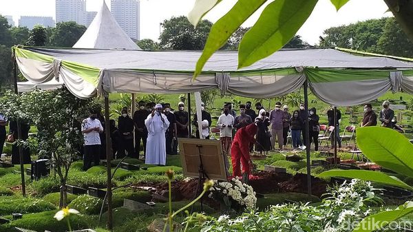 Potret Pemakaman Rina Gunawan