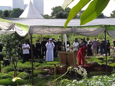 Potret Pemakaman Rina Gunawan
