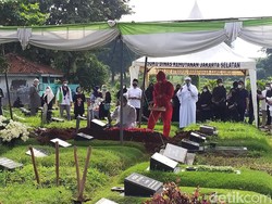 Teddy Syah Ungkap Alasan Makam Rina Gunawan Ditumpuk dengan Ayah
