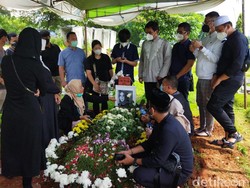 Tak Kuasa Tahan Tangis, Teddy Syah Ungkap Alasan Tegar Ditinggal Rina Gunawan