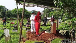 Teddy Syah Pakai APD saat Tabur Bunga di Makam Rina Gunawan