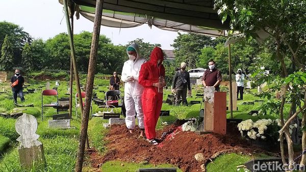 Teddy Syah Pakai APD saat Tabur Bunga di Makam Rina Gunawan