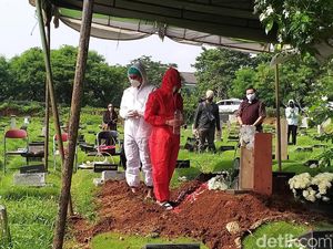 Teddy Syah Pakai APD saat Tabur Bunga di Makam Rina Gunawan Teddy Syah Pakai APD saat Tabur Bunga di Makam Rina Gunawan