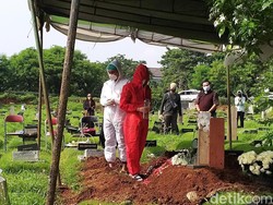 Rina Gunawan Dimakamkan dengan Prokes, Teddy Syah Gunakan APD