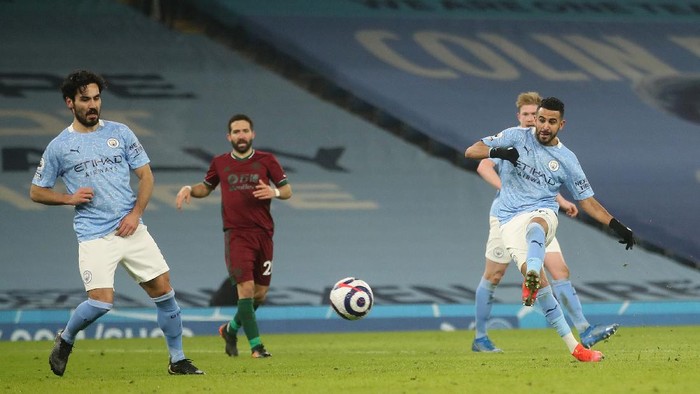 MANCHESTER, ENGLAND - MARCH 02: Riyad Mahrez of Manchester City scores their sides third goal during the Premier League match between Manchester City and Wolverhampton Wanderers at Etihad Stadium on March 02, 2021 in Manchester, England. Sporting stadiums around the UK remain under strict restrictions due to the Coronavirus Pandemic as Government social distancing laws prohibit fans inside venues resulting in games being played behind closed doors. (Photo by Carl Recine - Pool/Getty Images)