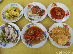 Lamak Nian! 10 Nasi Padang Legendaris di Jakarta Ada di Sini Lamak Nian! 10 Nasi Padang Legendaris di Jakarta Ada di Sini