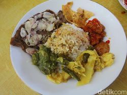 Ngumpet di Dalam Pasar, 5 Warung Nasi Padang Ini Terkenal Enak