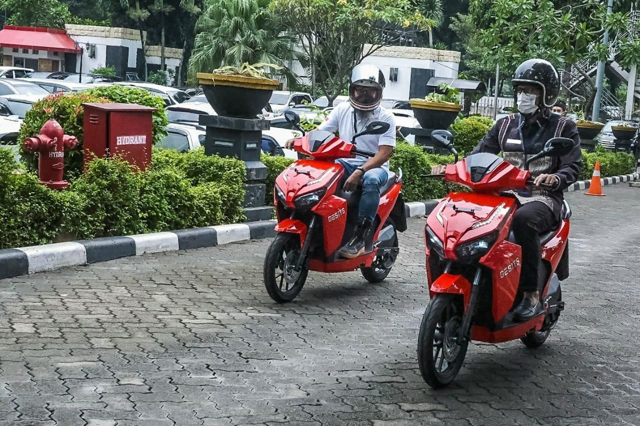 Sandiaga Uno Jajal Motor Listrik Gesits, Dukung Wisata Otomotif