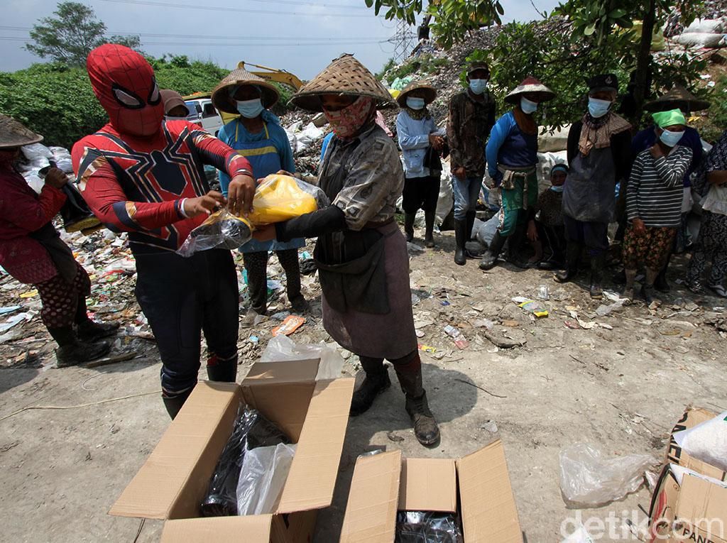 Spiderman Bagi-bagi Sepatu Boots ke Pemulung Spiderman Bagi-bagi Sepatu Boots ke Pemulung