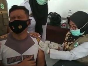 Tingkah Lucu Personel Polres Sidrap Saat Vaksinasi
