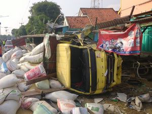 Truk Bermuatan Padi Seruduk Tiga Rumah di Cirebon