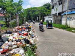 Sampah Menggunung di Jalan Nikel Raya Makassar, Danny: Camat Tak Kerja!