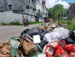 Jorok! Sampah Menumpuk Tutup Drainase-Bahu Jalan Nikel Raya di Makassar