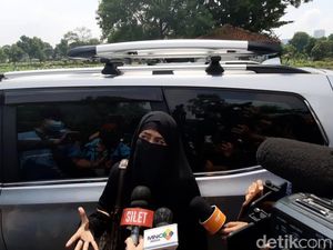 Rina Gunawan Kerap Bantu Perekonomian Umi Pipik Rina Gunawan Kerap Bantu Perekonomian Umi Pipik