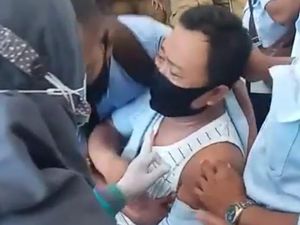 Drama Pegawai PDAM Lamongan yang Takut Jarum Suntik Ikut Vaksinasi COVID-19 Drama Pegawai PDAM Lamongan yang Takut Jarum Suntik Ikut Vaksinasi COVID-19
