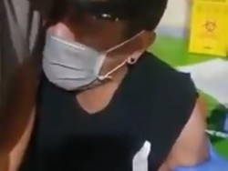 Takut Jarum Suntik, Polisi Ini Spontan Baca Doa Qunut Saat Divaksin COVID-19