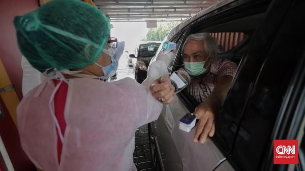 Vaksinasi lansia secara drive thru di Parkir Hall C Jakarta Internasional Expo (JIExpo). Rabu, 3 Maret 2021. (CNN Indonesia/ Adhi Wicaksono)