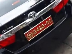 Duh! Wanita Pamer Mobil Camry Pakai Pelat Dinas TNI, Ternyata Palsu