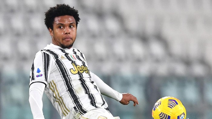 TURIN, ITALY - FEBRUARY 22: Weston McKennie of Juventus controls the ball during the Serie A match between Juventus  and FC Crotone at Allianz Stadium on February 22, 2021 in Turin, Italy. Sporting stadiums around Italy remain under strict restrictions due to the Coronavirus Pandemic as Government social distancing laws prohibit fans inside venues resulting in games being played behind closed doors. (Photo by Valerio Pennicino/Getty Images)