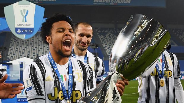REGGIO NELL'EMILIA, ITALY - JANUARY 20:  Weston McKennie of Juventus celebrates with the PS5 Supercup after victory in the Italian PS5 Supercup match between Juventus and SSC Napoli at Mapei Stadium - Citta' del Tricolore on January 20, 2021 in Reggio nell'Emilia, Italy.  (Photo by Claudio Villa/Getty Images)