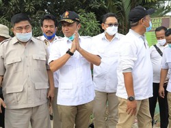 Anggota DPR Gerindra Bantu Pedagang Kecil di Lokasi Banjir Karawang
