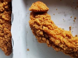 Ngeri! Pria Ini Dapat Potongan Ayam Goreng Mirip Mr. P