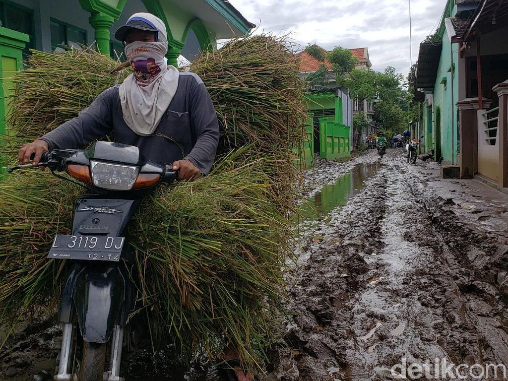 Banjir di Probolinggo Surut, Warga Mulai Bersih-bersih Lumpur Setebal 10 Cm Banjir di Probolinggo Surut, Warga Mulai Bersih-bersih Lumpur Setebal 10 Cm