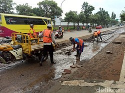 Banjir di Kota Pasuruan Surut, Petugas dan Warga Bersihkan Lumpur