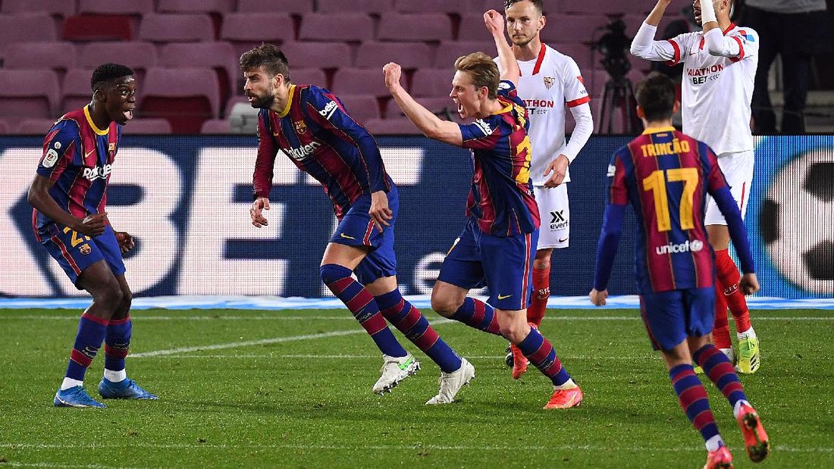 Pemain Barcelona merayakan gol Gerard Pique ke gawang Sevilla di semiifinal Copa del Rey, Kamis (4/3/2021) dini hari WIB. (Foto: David Ramos/Getty Images)