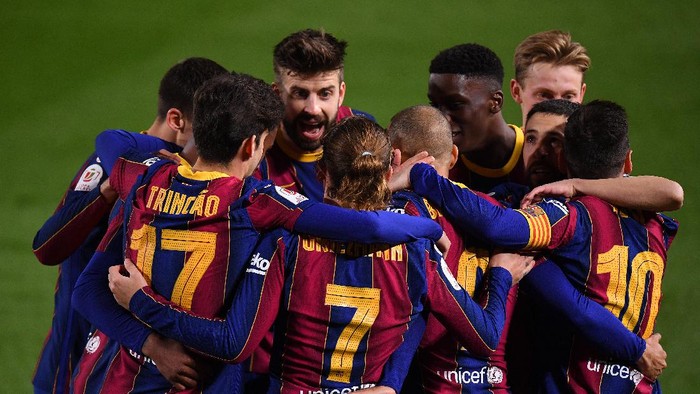 BARCELONA, SPAIN - MARCH 03: Martin Braithwaite of FC Barcelona celebrates with Trincao, Antoine Griezmann and Lionel Messi after scoring their sides third goal during the Copa del Rey Semi Final Second Leg match between FC Barcelona and Sevilla at Camp Nou on March 03, 2021 in Barcelona, Spain. Sporting stadiums around Spain remain under strict restrictions due to the Coronavirus Pandemic as Government social distancing laws prohibit fans inside venues resulting in games being played behind closed doors. (Photo by David Ramos/Getty Images)