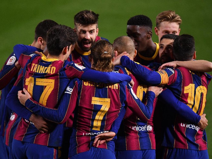 BARCELONA, SPAIN - MARCH 03: Martin Braithwaite of FC Barcelona celebrates with Trincao, Antoine Griezmann and Lionel Messi after scoring their side's third goal during the Copa del Rey Semi Final Second Leg match between FC Barcelona and Sevilla at Camp Nou on March 03, 2021 in Barcelona, Spain. Sporting stadiums around Spain remain under strict restrictions due to the Coronavirus Pandemic as Government social distancing laws prohibit fans inside venues resulting in games being played behind closed doors. (Photo by David Ramos/Getty Images)