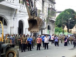 Ancaman Bobby ke Pemilik Bangunan Ilegal yang Bandel di Kesawan Medan