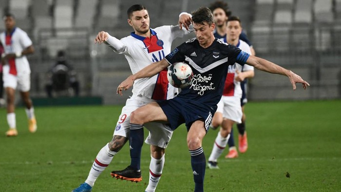 Paris Saint-Germains Argentinian forward Mauro Icardi (L) fights for the ball with Bordeauxs French defender Laurent Koscielny during the French L1 football match between Bordeaux (FCGB) and Paris-Saint-Germain (PSG) at the Matmut Atlantique Stadium on March 3, 2021. (Photo by Philippe LOPEZ / AFP)