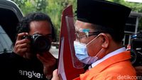 Bupati Nonaktif Muara Enim Tutup Wajah Pakai Map Usai Diperiksa KPK