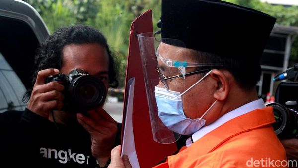 Bupati Nonaktif Muara Enim Tutup Wajah Pakai Map Usai Diperiksa KPK