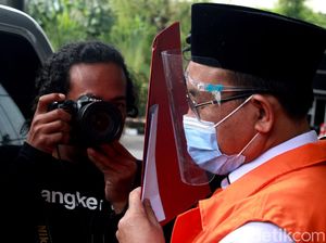 Bupati Nonaktif Muara Enim Tutup Wajah Pakai Map Usai Diperiksa KPK Bupati Nonaktif Muara Enim Tutup Wajah Pakai Map Usai Diperiksa KPK