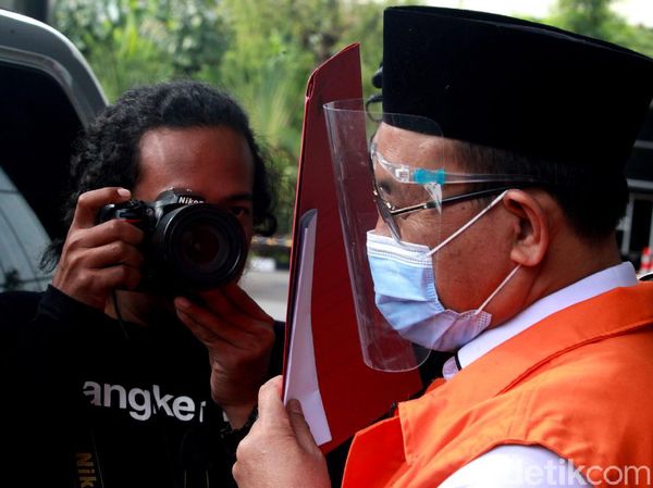 Bupati Nonaktif Muara Enim Tutup Wajah Pakai Map Usai Diperiksa KPK