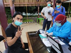 Bupati Cirebon dan Charly Van Houten Jalani Vaksinasi Corona