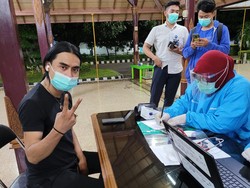 Bupati Cirebon dan Charly Van Houten Jalani Vaksinasi Corona