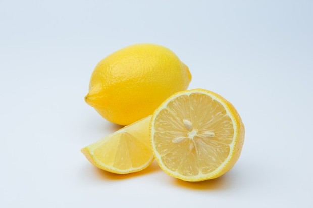 Diet lemon menjadi populer di kalangan masyarakat sejak dulu hingga sekarang. Diet limun, yang juga dikenal sebagai Master Cleanse ini dibuat oleh penggemar kesehatan alternatif Burroughs Stanley. Diet ini diklaim sebagai proses detoxifikasi yang membersihan dan menghilangkan semua racun dari tubuh.