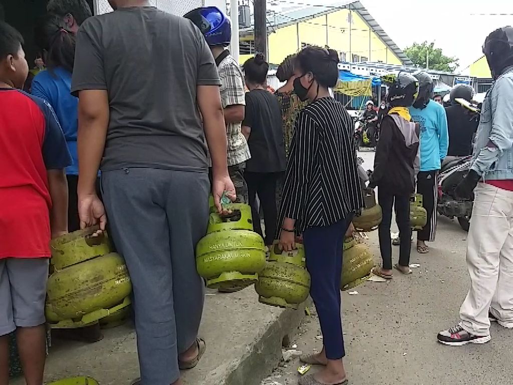 Elpiji 3 Kg Langka di Parepare, Warga Rela Berdesakan Biar Kebagian Elpiji 3 Kg Langka di Parepare, Warga Rela Berdesakan Biar Kebagian