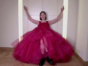 Rosamund Pike Terima Kasih pada Publik AS atas Komedi Gelap I Care a Lot