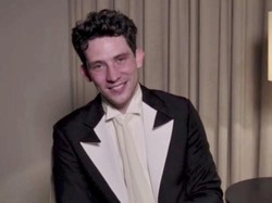 Josh OConnor Terima Piala Golden Globe Lewat Peran Pangeran Charles