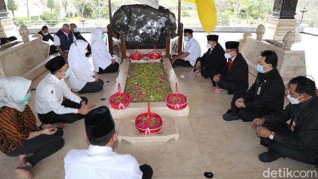 Gubernur Khofifah Ajak Kepala Daerah Ziarah ke Makam Bung Karno Usai Sertijab Gubernur Khofifah Ajak Kepala Daerah Ziarah ke Makam Bung Karno Usai Sertijab
