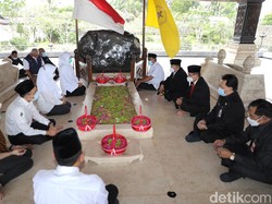 Gubernur Khofifah Ajak Kepala Daerah Ziarah ke Makam Bung Karno Usai Sertijab