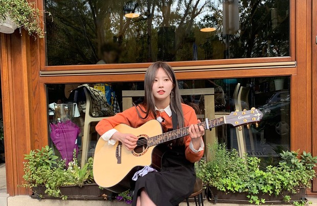 Idol K-Pop wanita yang bisa main gitar: Hayoung fromis_9