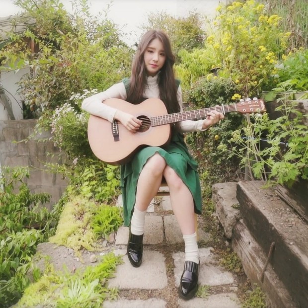 Idol K-Pop wanita yang bisa main gitar: Heejin LOONA