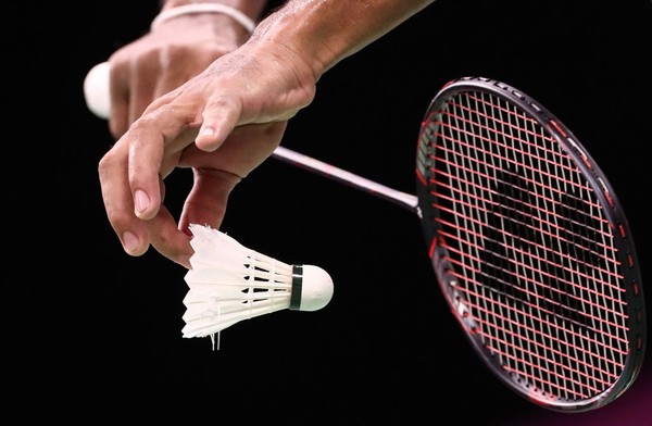 Ilustrasi Bulutangkis GOLD COAST, AUSTRALIA - APRIL 05: A detail view of a badminton raquet and shuttlecock during the Badminton Mixed Team Group Play Stage - Group A on day one of the Gold Coast 2018 Commonwealth Games at Carrara Sports and Leisure Centre on April 5, 2018 on the Gold Coast, Australia. (Photo by Scott Barbour/Getty Images)